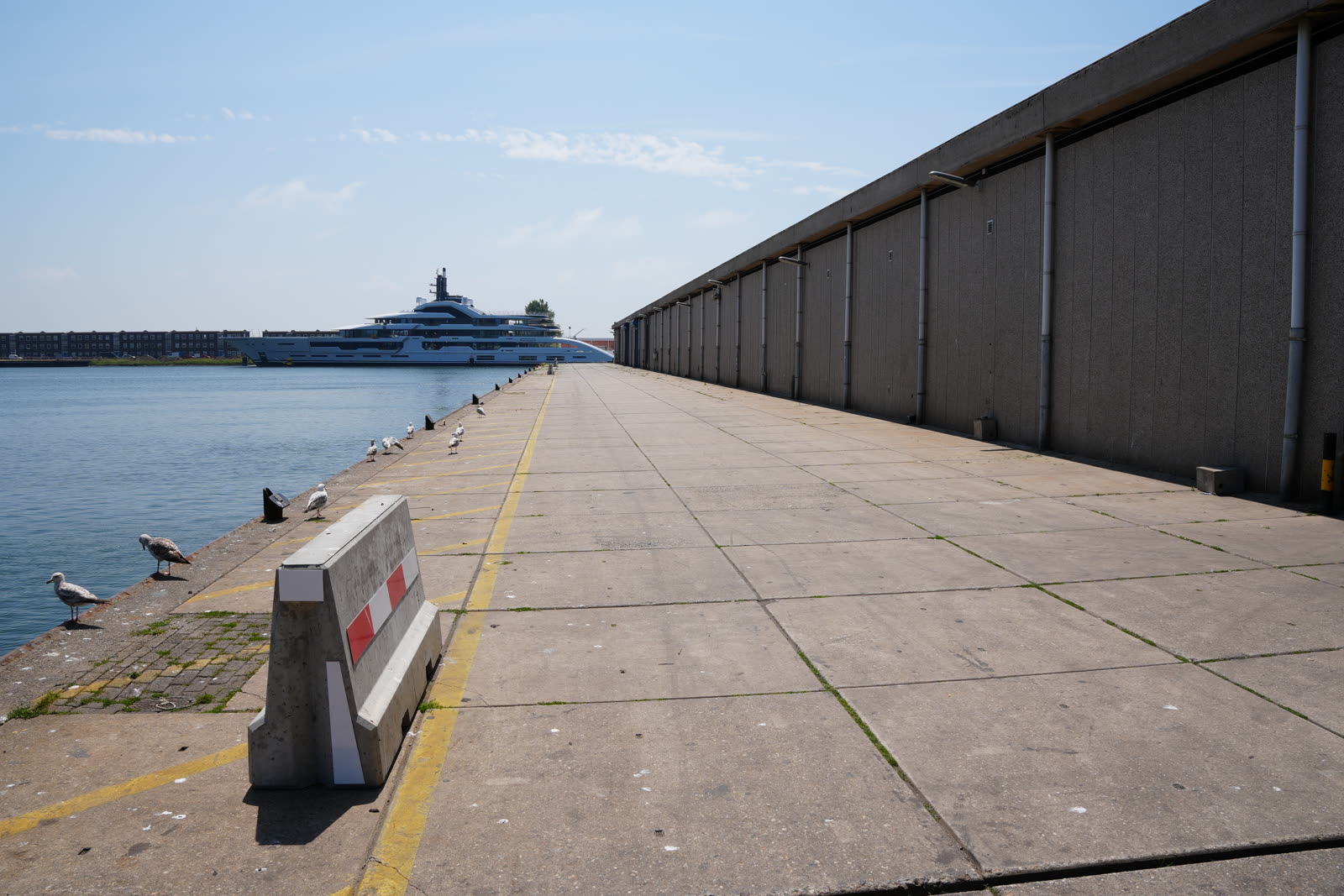 Kade voor binnenvaartschepen in de haven van Vlissingen